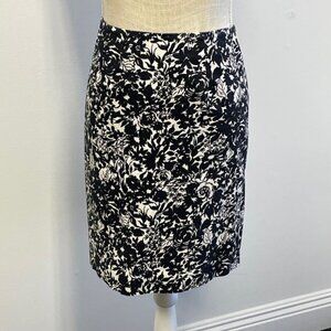 Geoffrey Beene Sport Women's Skirt - Black and White Floral - Size 4 - EUC